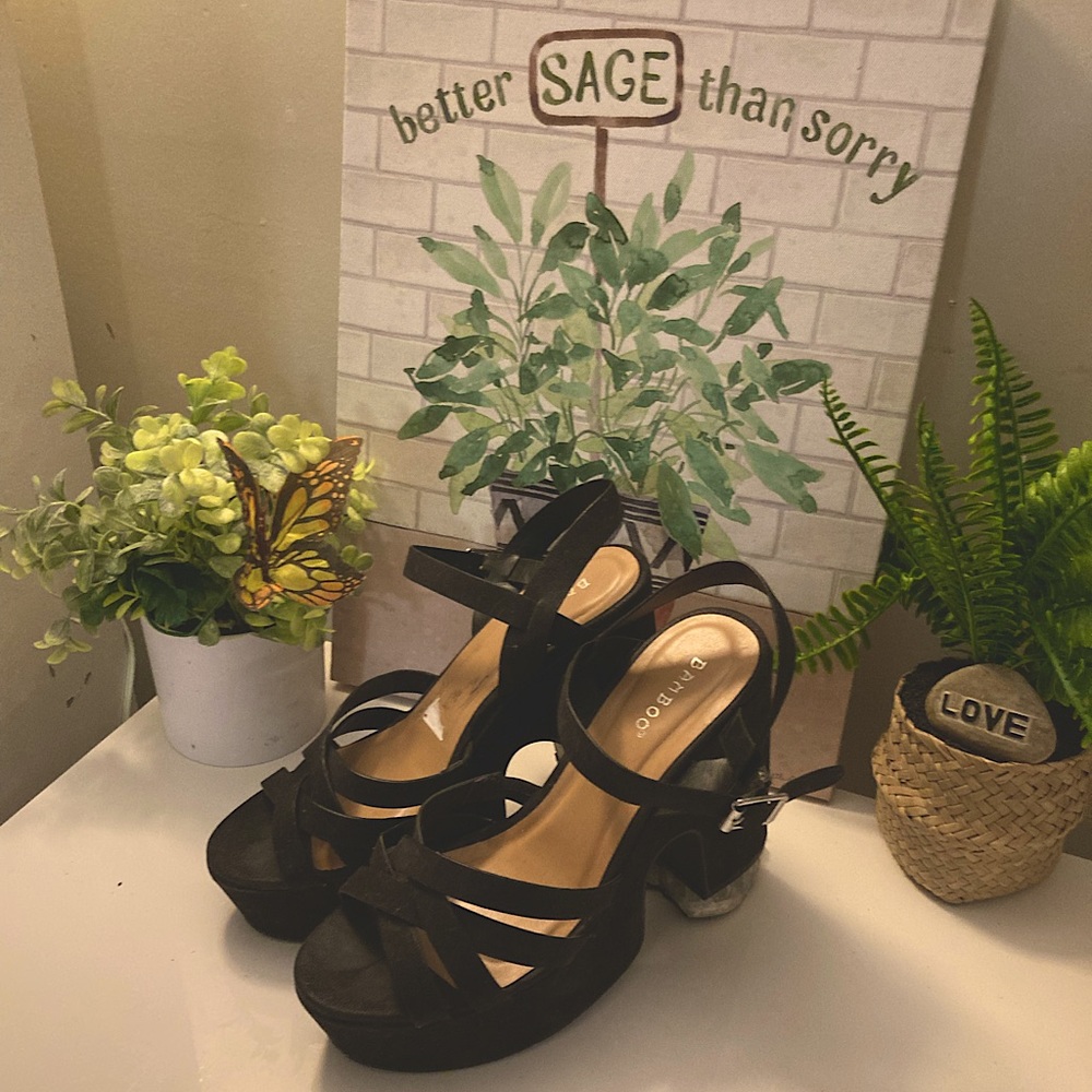 perfect to wear for a nice special occasion or causal event (3 inches size 9)🦋